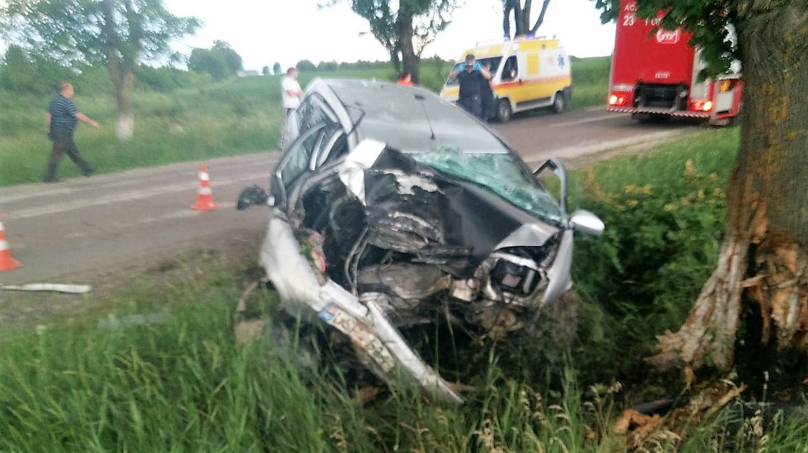 FOTO Un șofer de 31 de ani din Edineț a murit, după ce a intrat cu mașina într-un copac