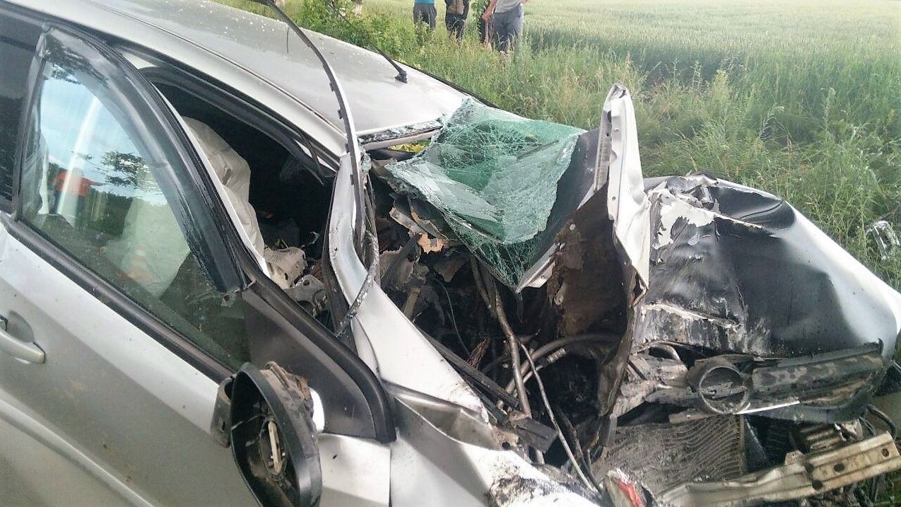 FOTO Un șofer de 31 de ani din Edineț a murit, după ce a intrat cu mașina într-un copac