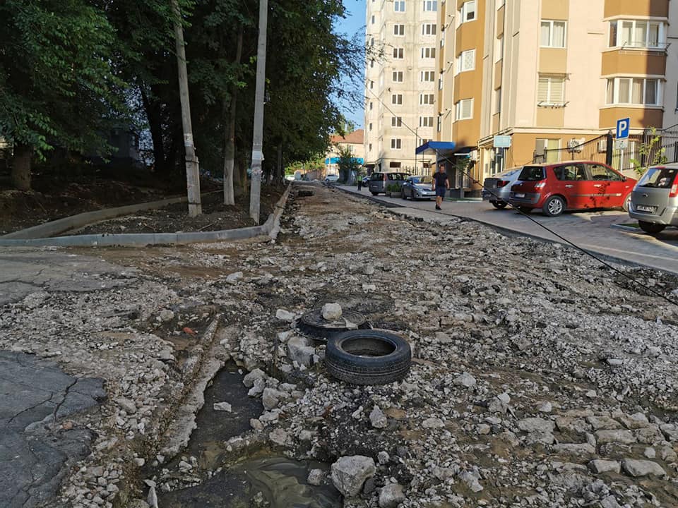В Кишиневе ливни разрушили несколько дорог. Столичные власти приступили к ремонту (ФОТО)