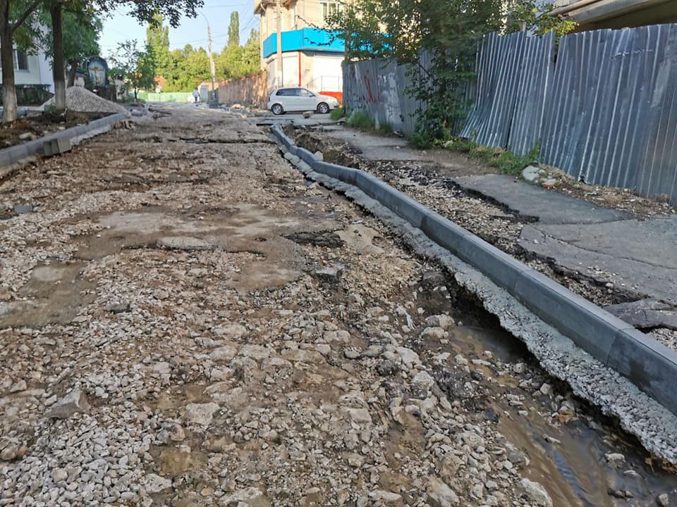 В Кишиневе ливни разрушили несколько дорог. Столичные власти приступили к ремонту (ФОТО)
