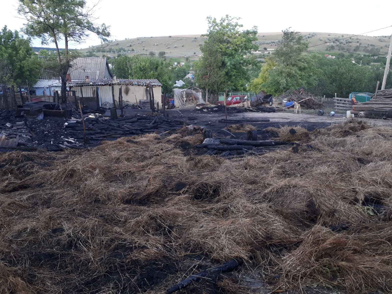 FOTO O gospodărie din raionul Leova a fost cuprinsă de flăcări, după ce doi copii s-au jucat cu chibriturile