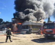 В Бельцах на складе стройматериалов произошел пожар (ФОТО)