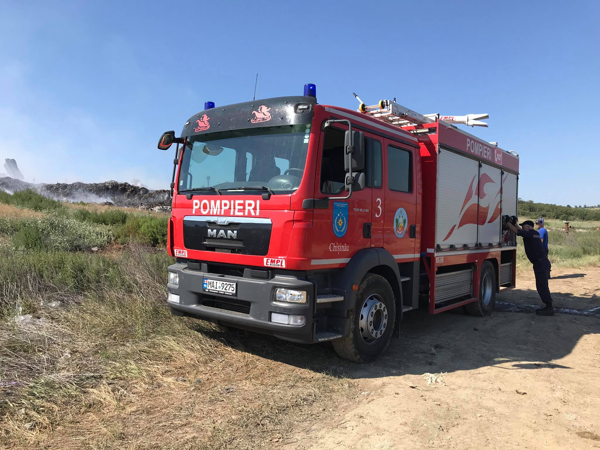 FOTO A treia zi consecutiv, pompierii sunt mobilizați la lichidarea incendiului de pe poligonul de deșeuri din Țânțăreni