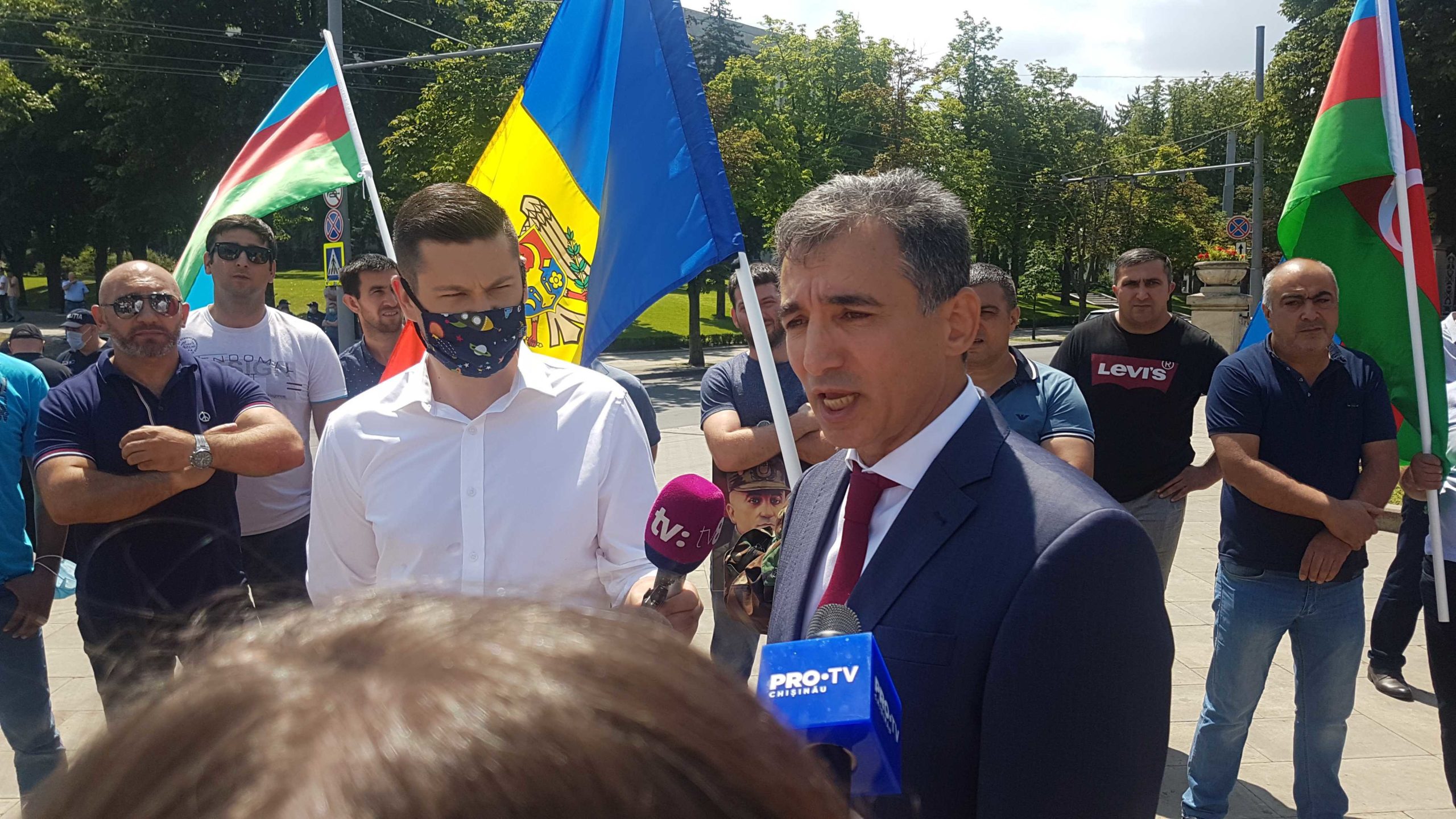 Посол Азербайджана в Молдове назвал виновников провокации у посольства Армении