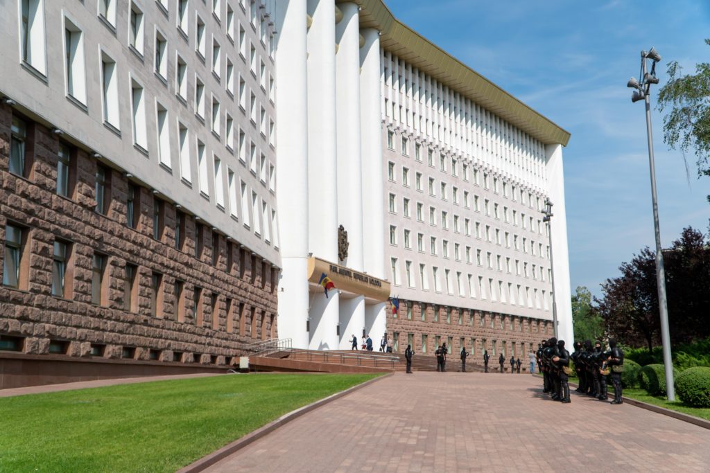 protestul veteranilor lângă parlament