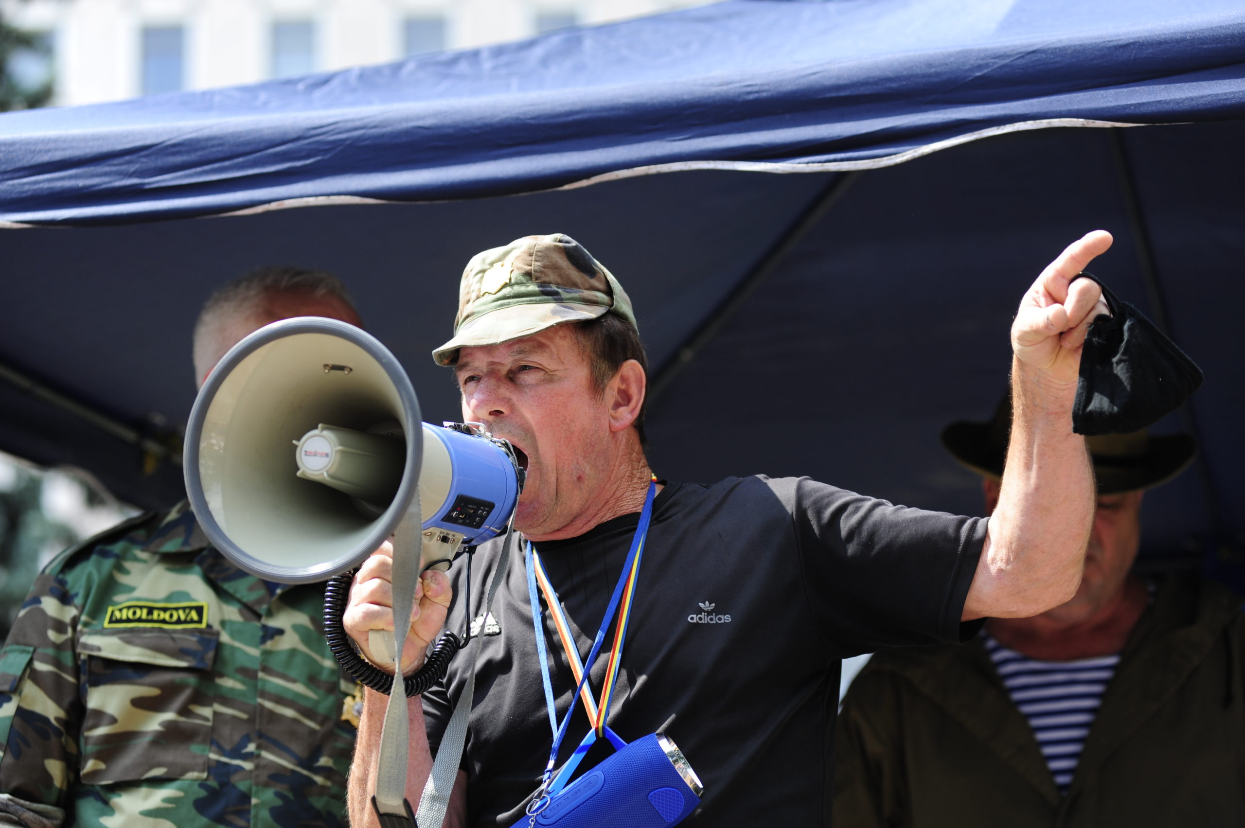 „Jos guvernarea”, „unire”, limbă și muzică. Protestul veteranilor în fotoreportajul NM