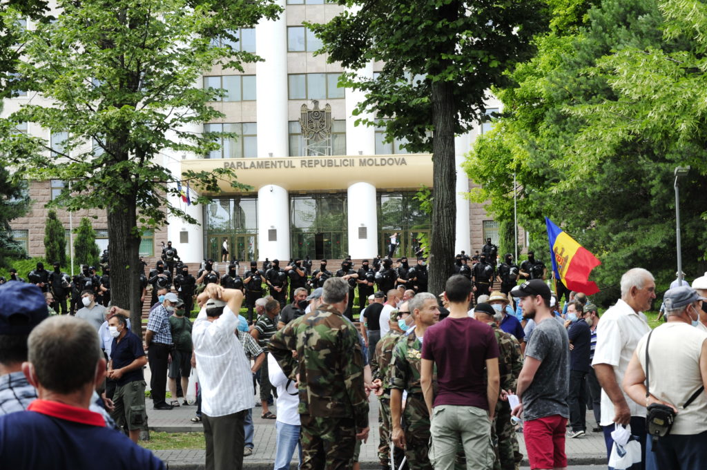 protestul veteranilor lângă parlament