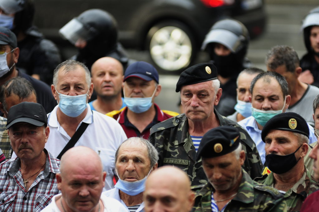 protestul veteranilor lângă parlament