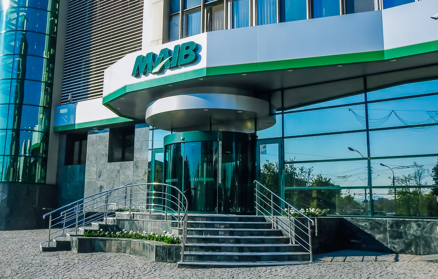 „Suntem alături de clienți chiar și de la distanță”. Interviu NM cu Vicepreședintele MAIB, Oleg Paingu