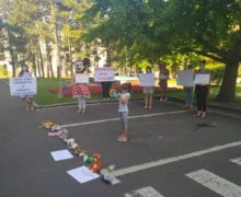 «Одно из решений — суд». Как в Кишиневе протест против закрытых детских садов остался без ответа властей