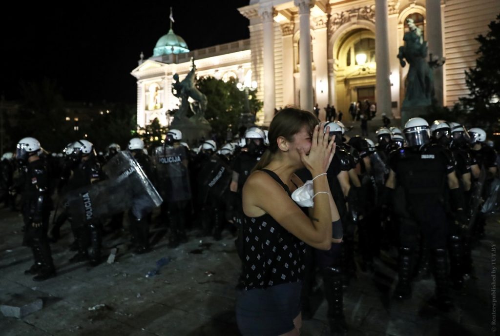 В Сербии участники протестов ворвались в парламент. Они недовольны политикой борьбы с коронавирусом (ФОТО)