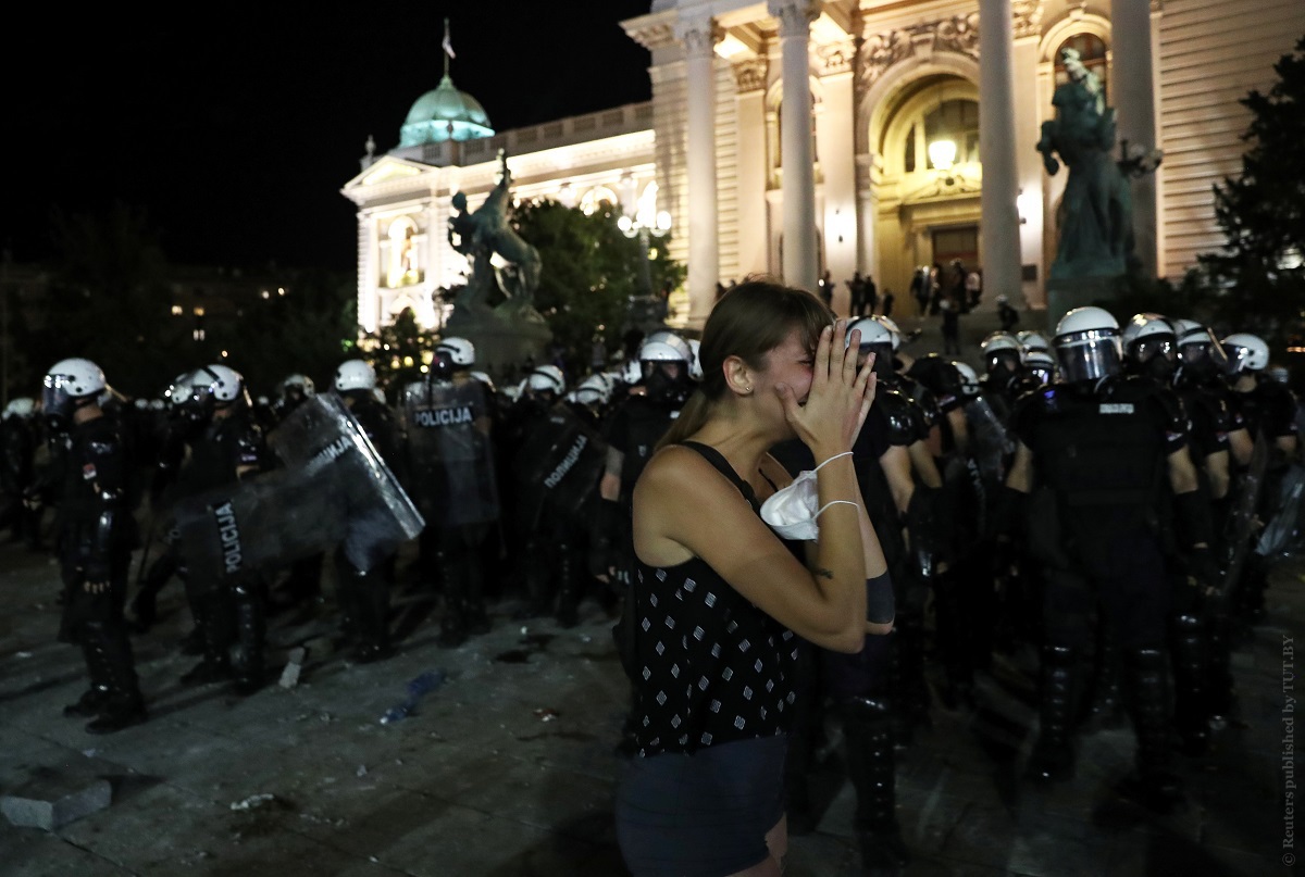 FOTO Proteste de amploare la Belgrad. Un grup de manifestanți a pătruns în clădirea parlamentului