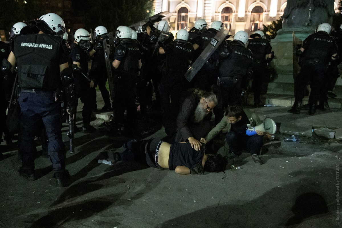 FOTO Proteste de amploare la Belgrad. Un grup de manifestanți a pătruns în clădirea parlamentului
