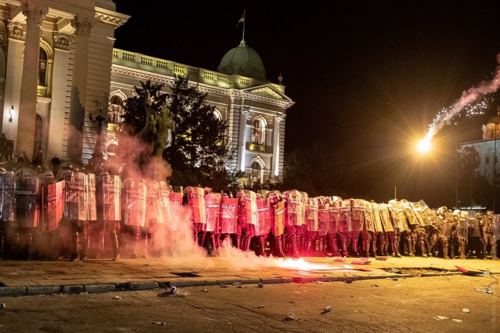 В Сербии участники протестов ворвались в парламент. Они недовольны политикой борьбы с коронавирусом (ФОТО)
