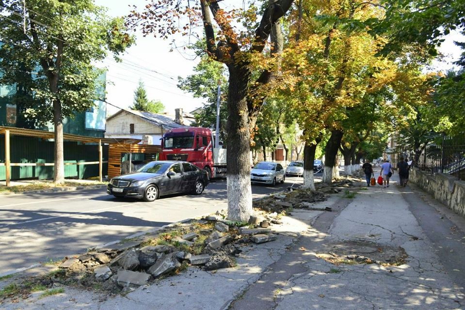 На двух улицах в центре Кишинева отремонтируют тротуар. Там не будет велосипедных дорожек (ФОТО)