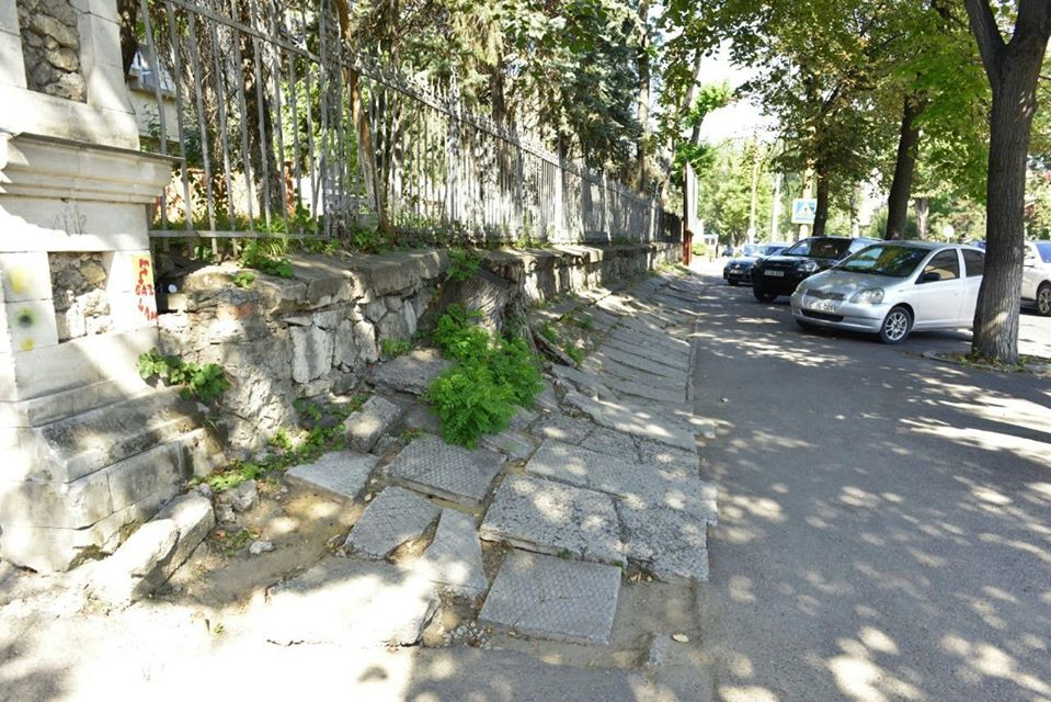 На двух улицах в центре Кишинева отремонтируют тротуар. Там не будет велосипедных дорожек (ФОТО)