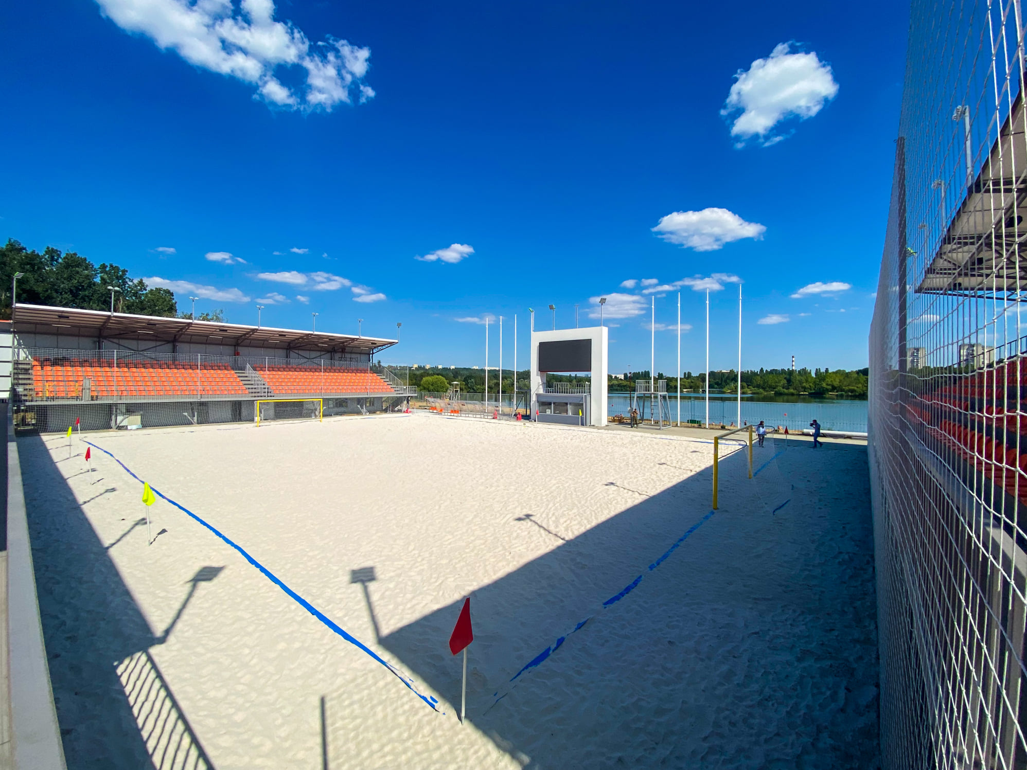 FOTO Stadionul de fotbal de plajă din parcul „La Izvor”, finalizat în proporție de 95%