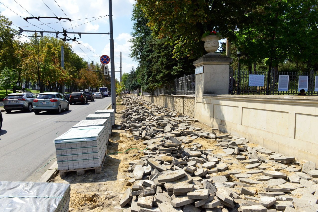 FOTO 12 panouri publicitare, demontate de pe strada Pușkin. Cum decurg lucrările de reparație a trotuarelor