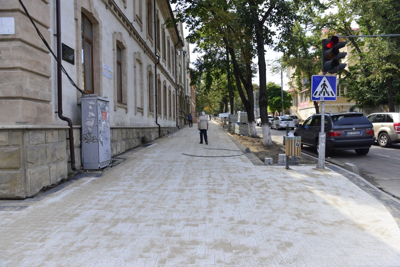 FOTO 12 panouri publicitare, demontate de pe strada Pușkin. Cum decurg lucrările de reparație a trotuarelor