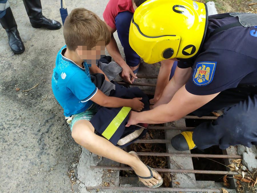 (FOTO) Intervenția salvatorilor la Ocnița, pentru a debloca un copil care și-a prins piciorul într-o gură de scurgere
