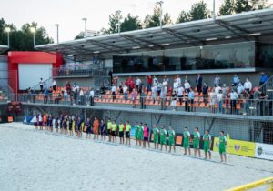 В Кишиневе открылся стадион для пляжного футбола. На первый матч пришел Додон (ФОТО)