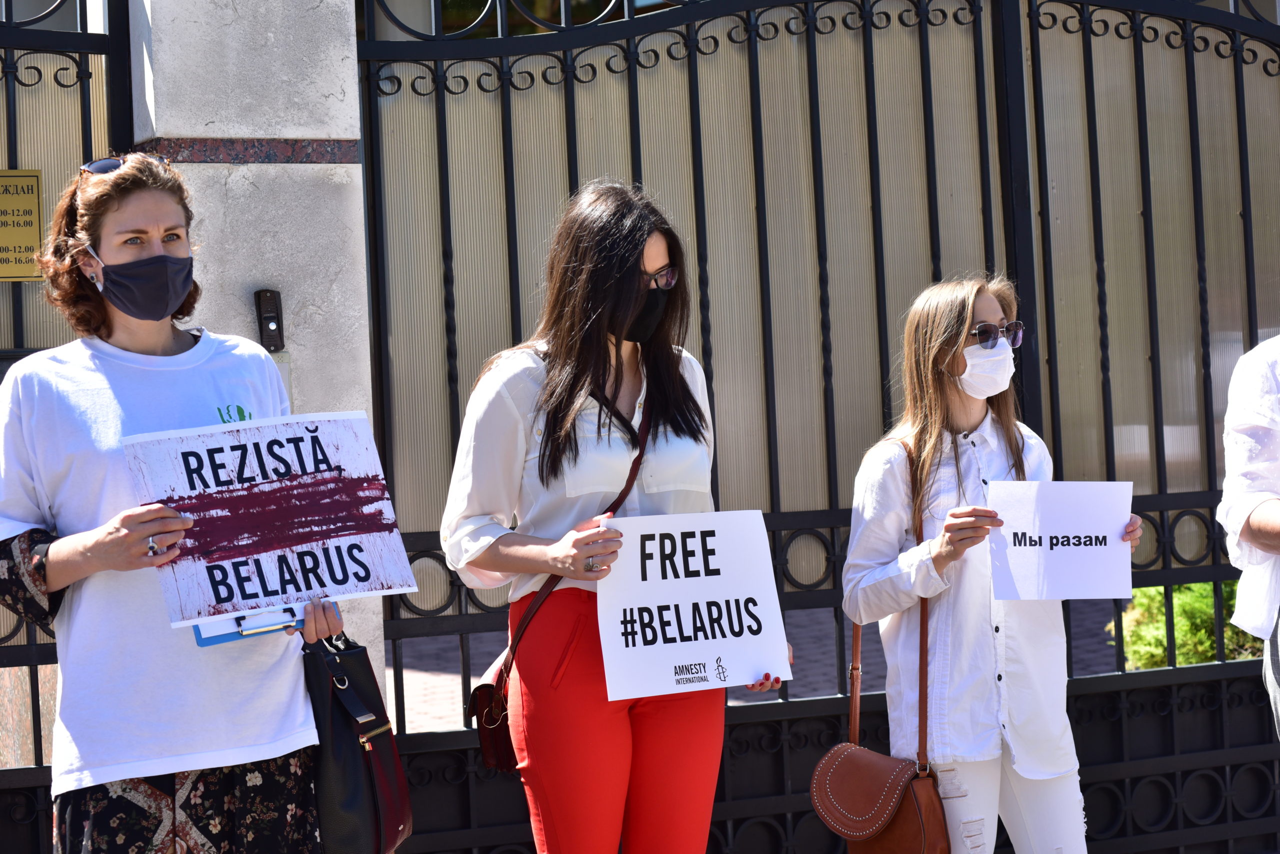 FOTO/VIDEO Protest la ambasada Republicii Belarus din Chișinău. Manifestanții au scandat „rușine”