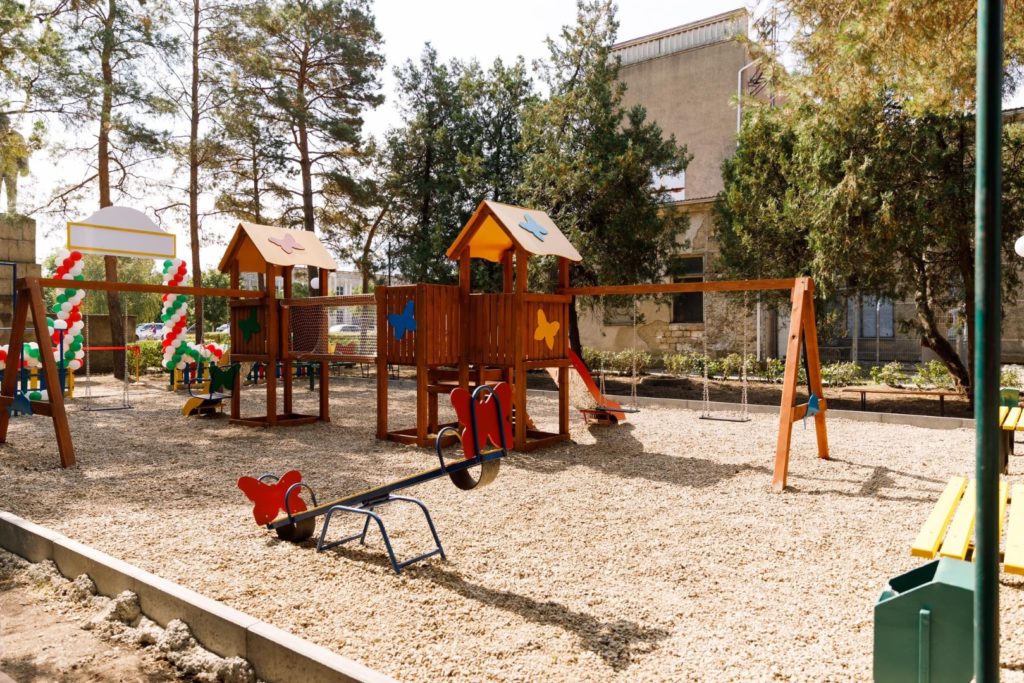 În mai puțin de o lună, Partidul ȘOR a construit în sate 12 terenuri de joacă pentru copii