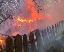 O casă din capitală a fost făcută scrum, în urma unui incendiu. Trei echipaje de pompieri au luptat cu focul