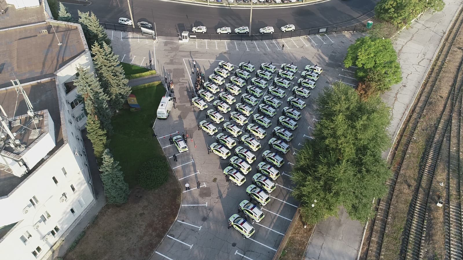 В Молдове станет больше экипажей полиции. Полицейские получили 52 внедорожника (ФОТО)
