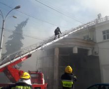 Пожар в центре Кишинева. Загорелась крыша Национальной филармонии (ВИДЕО)