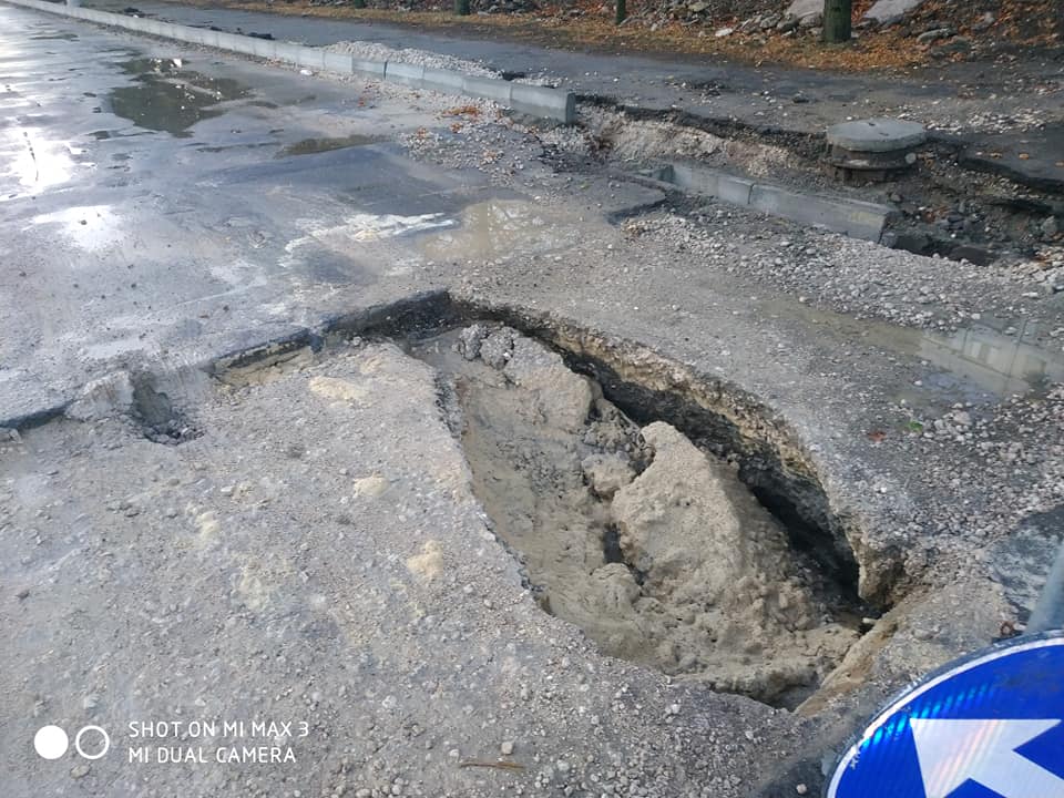 Размытые дороги, упавшие деревья. В Кишиневе устраняют последствия дождя и ветра (ФОТО)