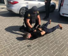 O grupare criminală specializată în furturi din automobile a fost reținută pe urme fierbinți (VIDEO)