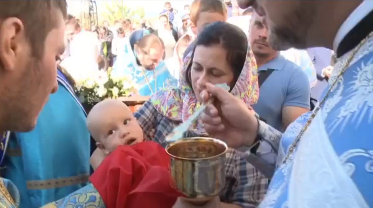 Liturghie cu peste 100 de participanți la o mănăstire din Nisporeni. Igor Dodon le-a urat tuturor „sănătate” (FOTO/VIDEO)