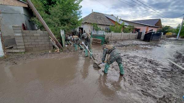 Militarii Armatei Naţionale au venit în ajutor pentru lichidarea consecințelor inundațiilor de la Comrat (FOTO)