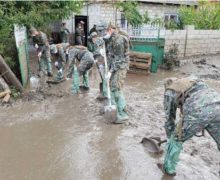 Militarii Armatei Naţionale au venit în ajutor pentru lichidarea consecințelor inundațiilor de la Comrat (FOTO)