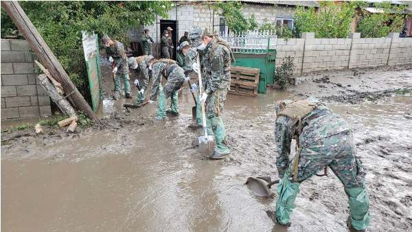Национальная армия помогает бороться с последствиями наводнения в Комрате (ФОТО)