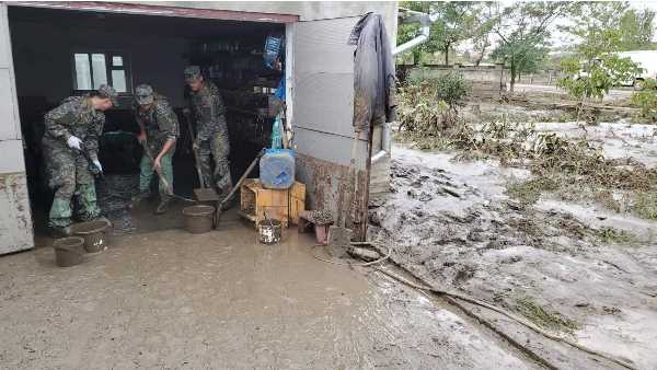 Militarii Armatei Naţionale au venit în ajutor pentru lichidarea consecințelor inundațiilor de la Comrat (FOTO)