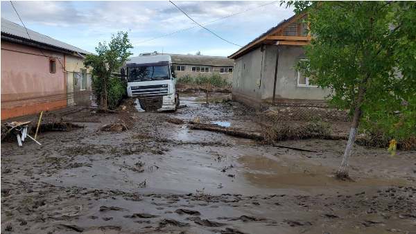 Национальная армия помогает бороться с последствиями наводнения в Комрате (ФОТО)