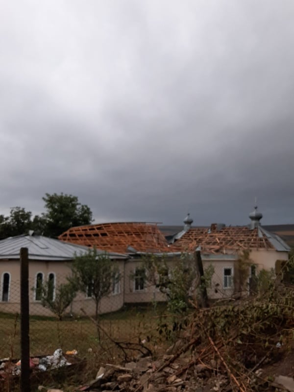 Primărie și biserică fără acoperiș și conducte de gaz avariate. Criuleni, Glodeni și Soroca, cele mai afectate de ploile din ajun (FOTO)