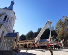 O cruce de 50 kg risca să cadă de pe cupola unei biserici din capitală. Cum a fost coborâtă aceasta (VIDEO)