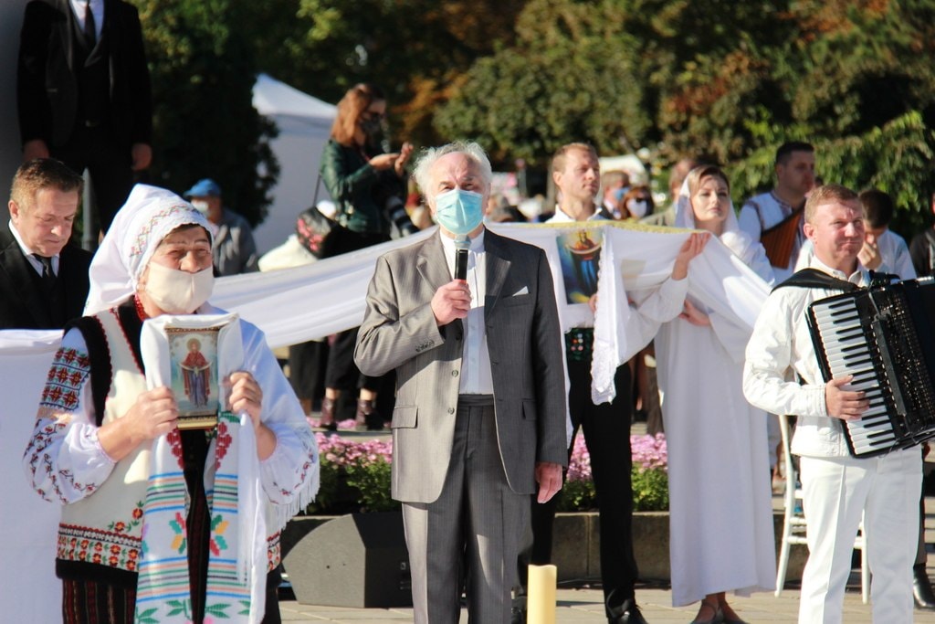 Церковная служба, танцы, врачи с иконами и никакой социальной дистанции. В Кишиневе отпраздновали День города (ФОТО/ВИДЕО)