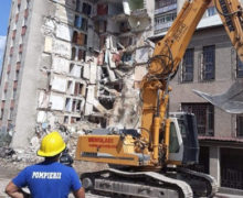 La Otaci începe demolarea blocului prăbușit acum un an