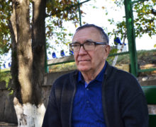 „El i-a numit pe copiii noștri draci. – Păi, ei și sunt draci!” Istoria unui profesor de fizică din Moldova, care de o jumătate de secol învață copiii și a învățat singur limba română