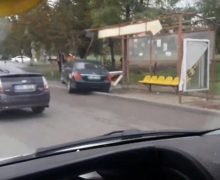 Un Mercedes a ajuns într-o stație de troleibuz din Chișinău (VIDEO)