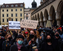 Noi proteste față de interzicerea avortului în Polonia: Manifestanţii blochează mai multe oraşe din ţară