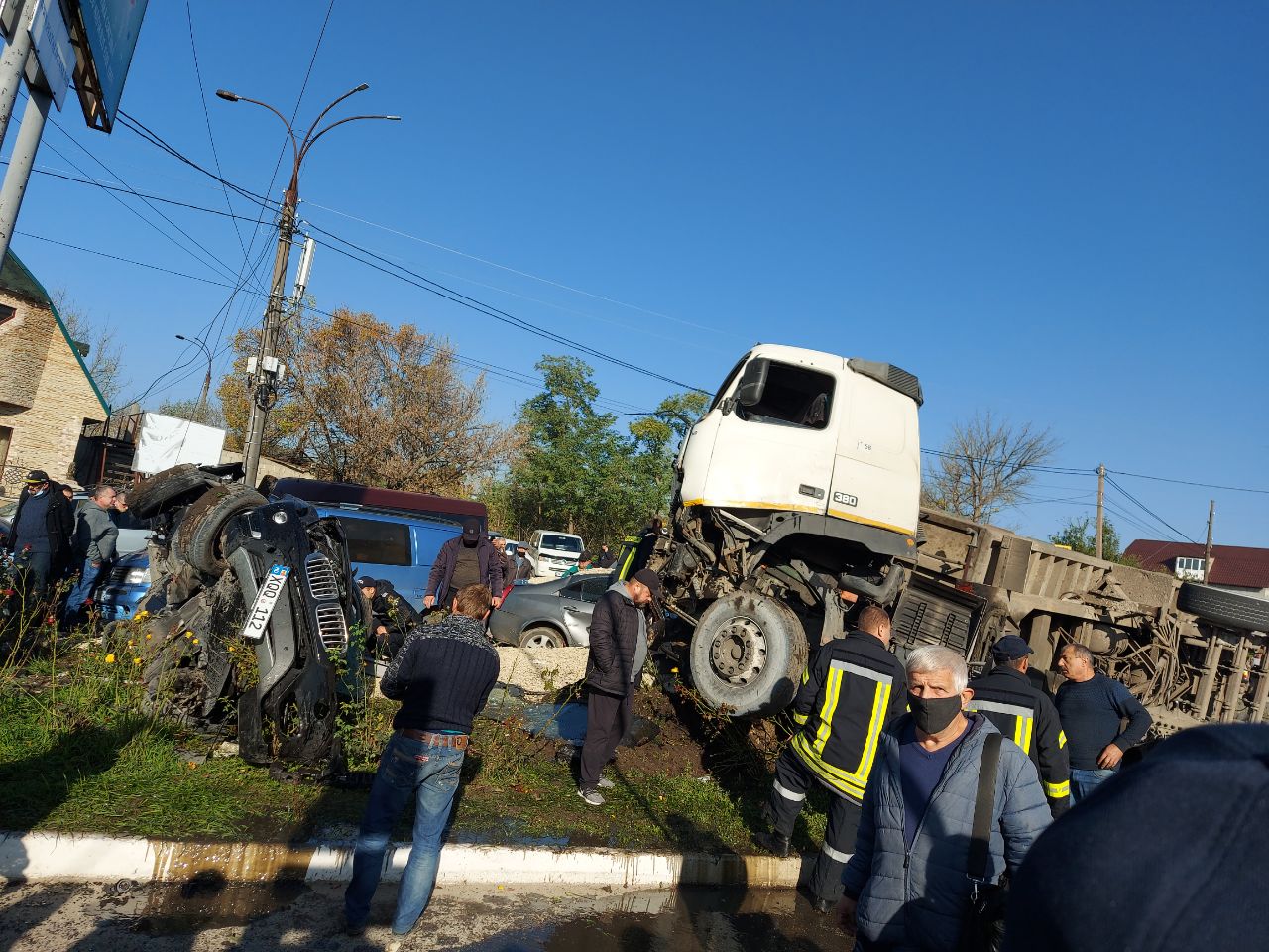 Un tractor plin cu pietriș a accidentat 4 autoturisme, în raionul Briceni. Au fost rănite mai multe persoane (FOTO)