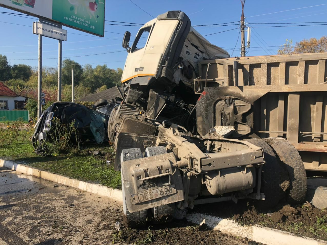 Un tractor plin cu pietriș a accidentat 4 autoturisme, în raionul Briceni. Au fost rănite mai multe persoane (FOTO)