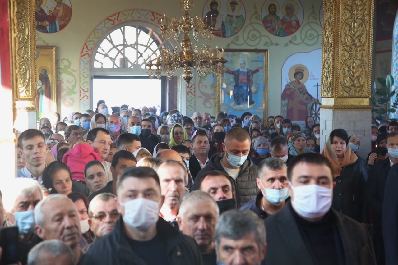 Dodon și Vlah, alături de aproximativ 100 de oameni, au participat la liturghie la mănăstirea din Ceadîr-Lunga (FOTO)