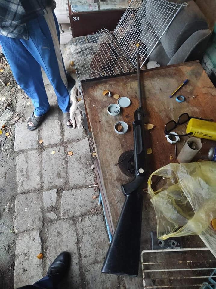 O armă, plase, și pungi cu hrană pentru pește. În parcul „La Izvor” din Chișinău au apărut braconieri (FOTO)