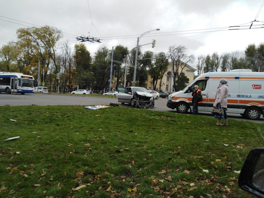 O ambulanță s-a răsturnat în capitală, după ce s-a lovit de o altă mașină. O femeie și un copil au avut de suferit (FOTO)